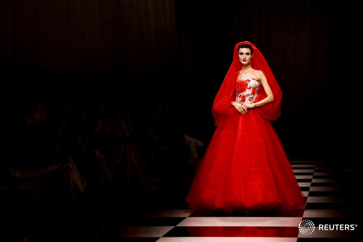sandra_auger's tweet photo. Italian designer Giorgio Armani presents his Haute Couture Fall/Winter 2023-2024 collection show for fashion house Giorgio Armani Prive in Paris, July 4, 2023. #reuters #giorgioarmani #hautecouture #GeorgioArmaniPrive #parisfashion @reuterspictures 📸@SarahMeyss https://t.co/t94chaRndz