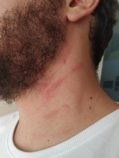 UOLNoticias's tweet photo. ➡ Delegado da PF é acusado de agredir professor do filho; polícia investiga

Mário César é acusado de tentar sufocar, dar voz de prisão e apontar uma arma para o rosto de Gabriel Barbosa Rossi Silva, que leciona no Colégio Franciscano Nossa Senhora do Carmo https://t.co/yDj6KCEi9M