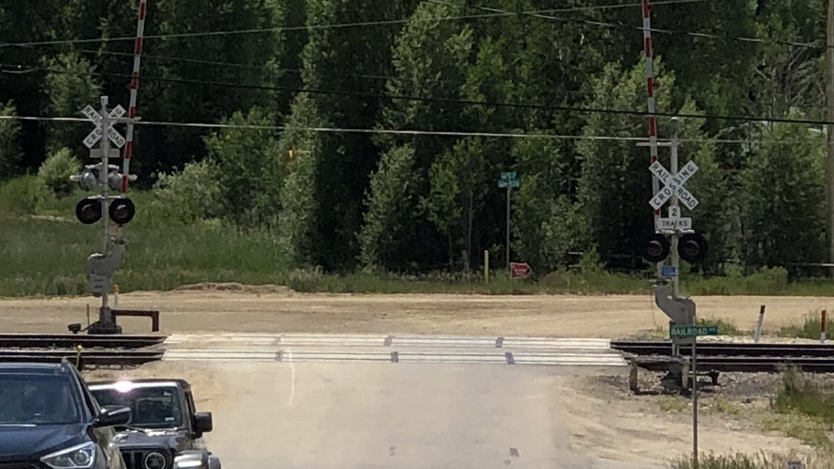 Realrellim's tweet image. Last two #runchathunt items: first up is a railroad crossing. #runchat