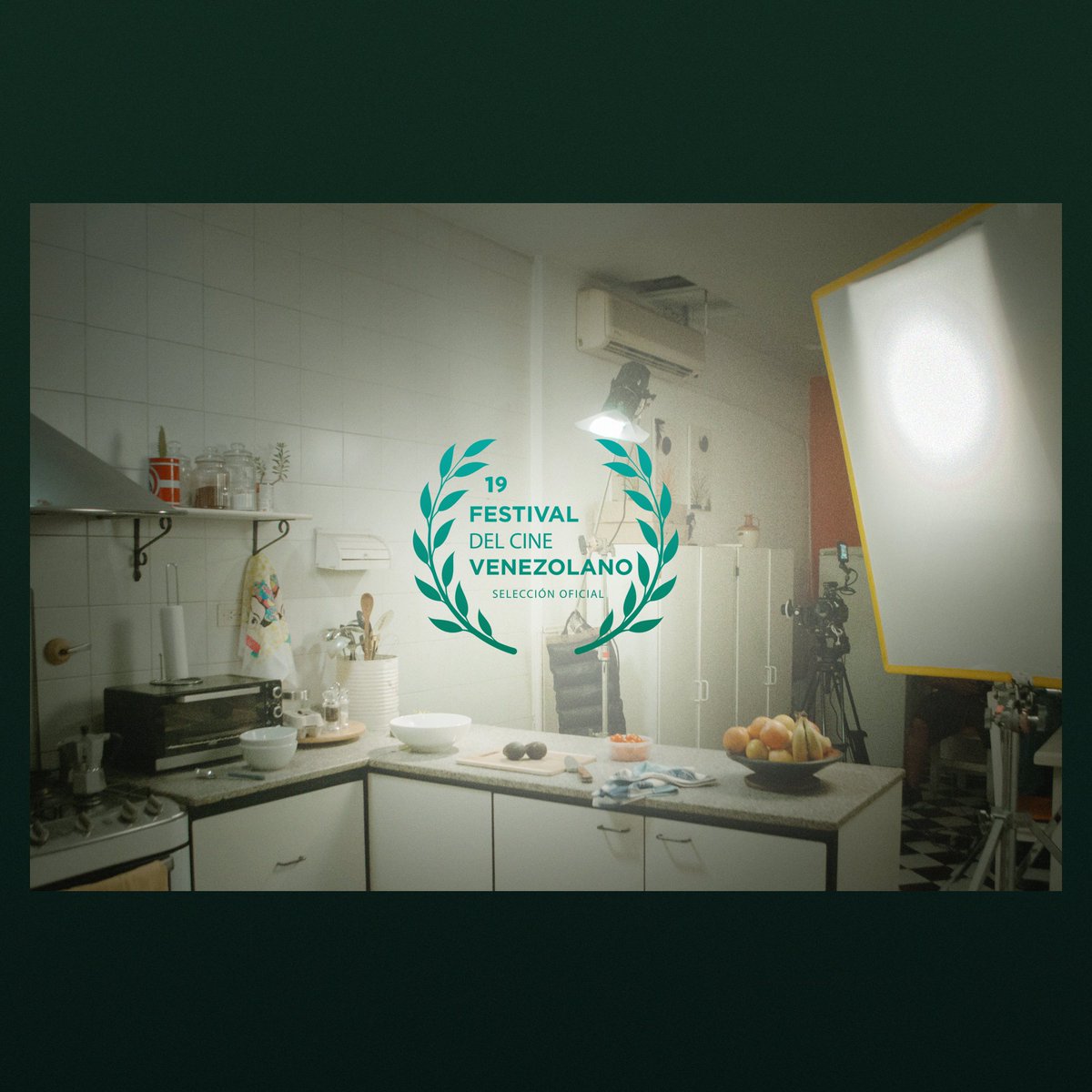 🍽️ <a href="/HorrorVacuiFilm/">HORROR VACUI • Short Film 🍽️ / sátira+fantasía</a> se exhibe en competencia esta misma semana en el <a href="/Fest_CineVzlano/">Festival del Cine Venezolano</a> (Mérida, Vzla.) y desde la cuenta oficial en Ig del cortometraje armamos un grupo de recuerdos del #BTS, material registrado durante el rodaje a finales de febrero, 2020: instagram.com/p/CuKguuCx0FV/