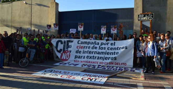 CIEsNO's tweet photo. - Mañana cumple 60 días en el CIE de València. 
- Han venido para deportarle
- Denunció agresiones por parte de la policía y se le negó la asistencia sanitaria en el CIE
Pedimos a @DGobiernoCV y @InteriorGob que no haga su estrategia habitual. 
Queremos que no le deporte
#CIEsNO https://t.co/QNgfUZqRDV