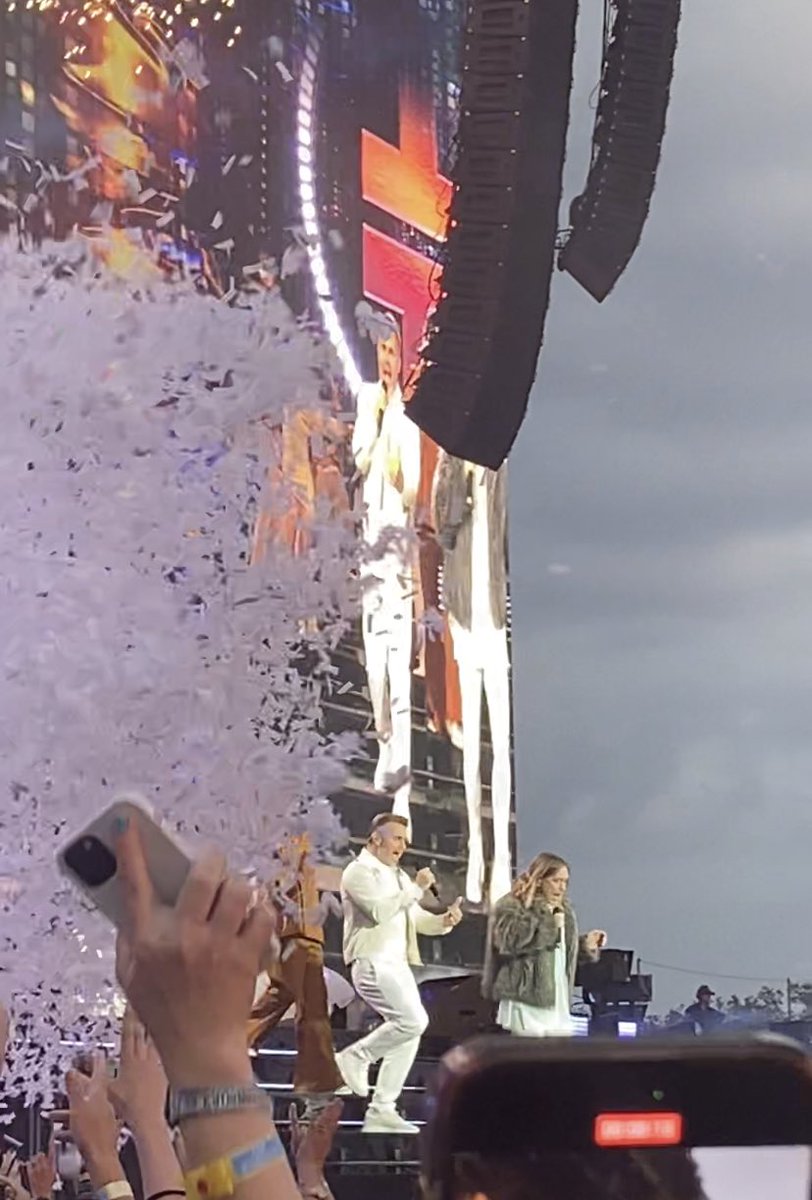 susannahhugill's tweet photo. @GaryBarlow @BSTHydePark Confetti cannon filling the sky as we all sang the first ‘yeah’ in The Flood! What a moment. Totally unexpected and the crowd was flooded with PURE JOY! 💞🫶✨ https://t.co/OtlQyu9D4v