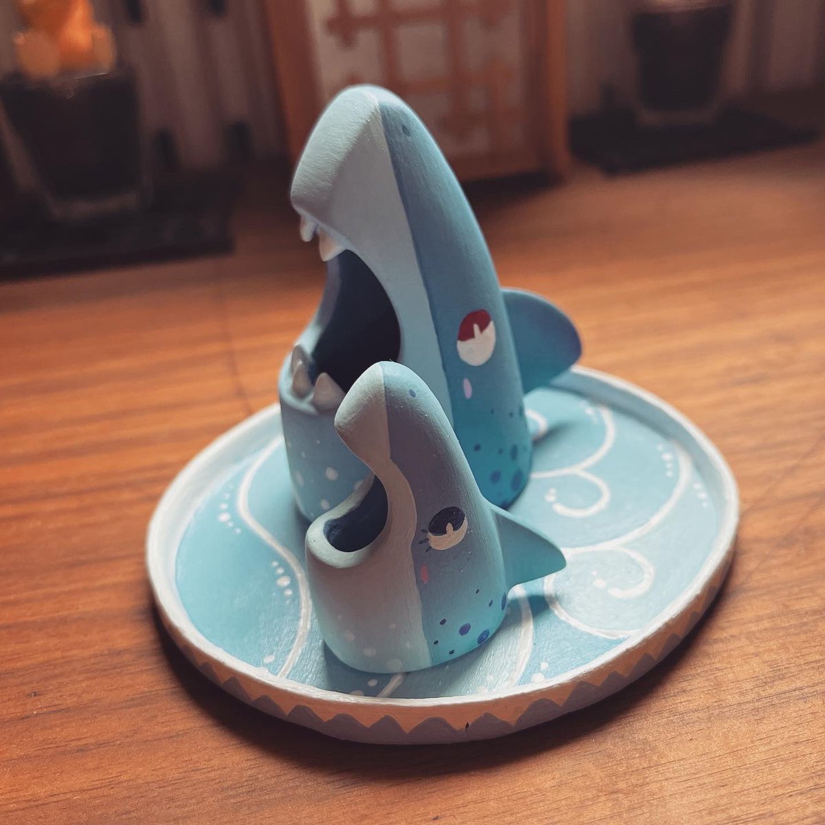 grimskrams's tweet photo. Made a cute lil shark you can throw money in! ✨🦈
Go watch my stupid TikTok to see it in action https://t.co/My1x9D460B https://t.co/nwiLI6hHXw