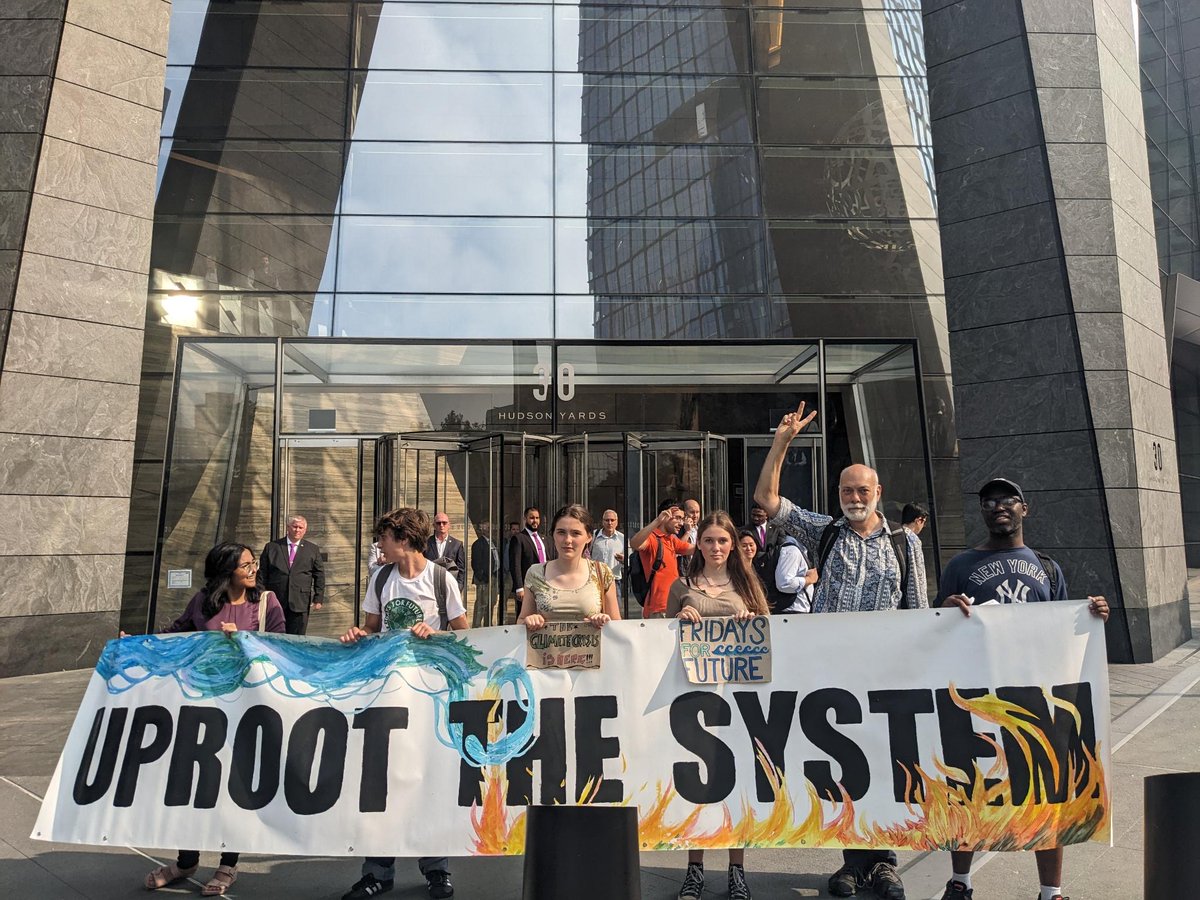 Standing in solidarity with the Wet'suwet'en nation @MoneyRebellion in London joined with #FridaysForFuture groups in Canada, New York & Japan to protest the 670km Coastal GasLink pipeline which crosses their unceded territory in British Columbia #StopCGL #ExtinctionRebellion 🧵