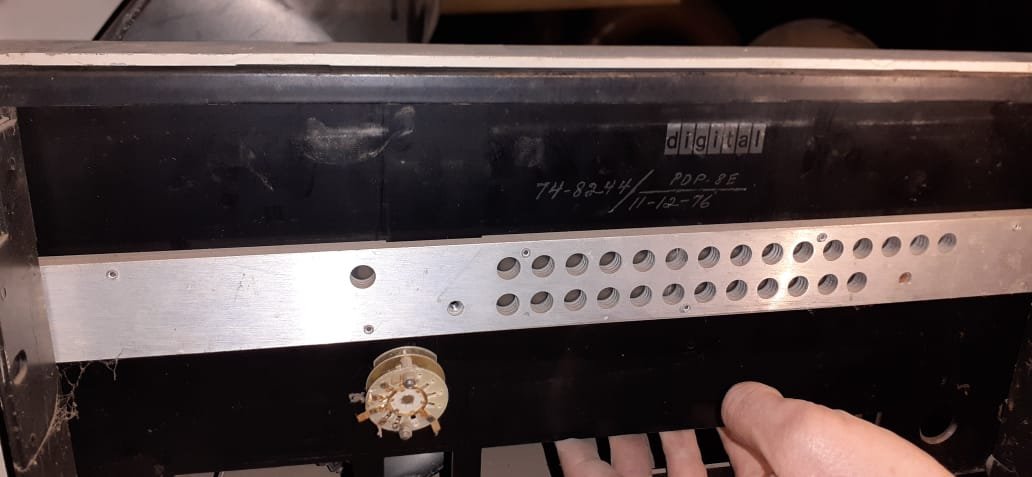 nwolovick's tweet photo. Trabajo conjunto con @gfarias_MundoD.
Gustavo encontró el panel frontal de la PDP-8e y una terminal DECscope que eran parte del cartel luminoso #AUTOTROL del Estadio Chateau Carreras (actual Mario Alberto Kempes).
#MomentoIndianaJones https://t.co/7gAP2n4R2y