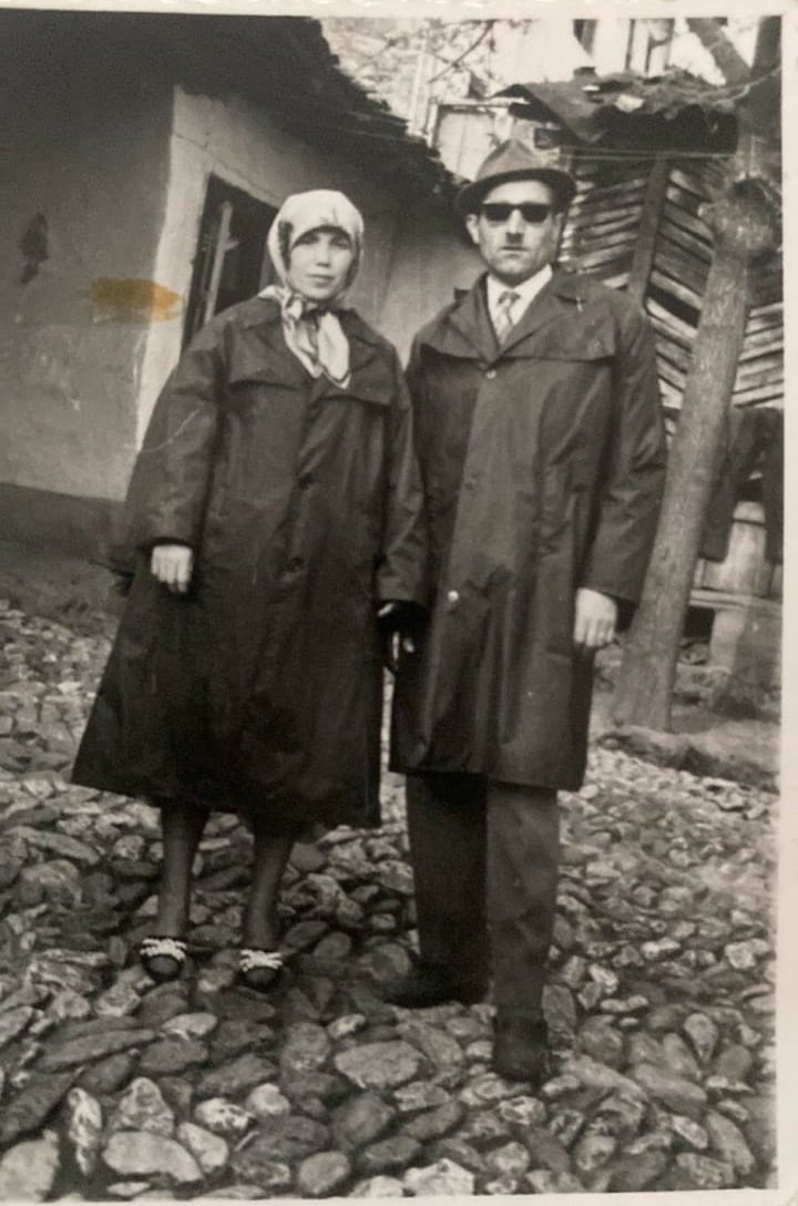 sonaybus's tweet photo. Anneannem ve Dedem. ❤️
Sene 1965, Prizren.
Peki anneanneme bu kadar çok benziyor olmam ve onların o yıllarda bile aşırı "cool" olmaları... 😅 https://t.co/aYCbHc8WX9