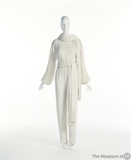 OK so this is not an outfit at which red wine, chocolate or gravy should be present but the white silk chenille of #Halston’s mid #1970s ensemble is quite the statement. Just how long would it remain quite so spotless? @museumatFIT #fashionhistory