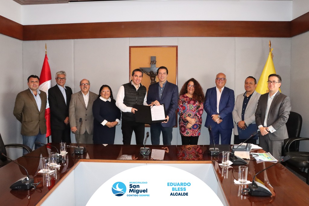 MuniSanMiguelPE's tweet photo. Universidad Católica del Perú continuará con su apoyo al distrito de San Miguel en diversas áreas como seguridad ciudadana, cultura y conocimiento gracias al Convenio Marco de Cooperación Interinstitucional que firmó el alcalde Eduardo Bless y el rector de la PUCP Carlos Garatea. https://t.co/vBF4Jswg5n