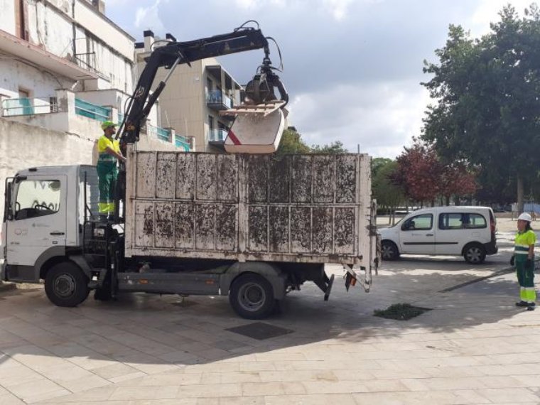 eixdiari's tweet photo. El govern de Vilanova anuncien un reforç del servei de recollida d'escombraries durant l'estiu. Una novetat destacada és un nou servei que integra la recollida de desbordaments al voltant dels contenidors amb la desinfecció i escombrada de l'entorn https://t.co/dP0OFmxQ0c https://t.co/XrveiM0z2H