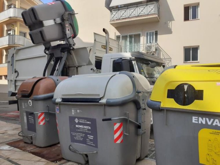 eixdiari's tweet photo. El govern de Vilanova anuncien un reforç del servei de recollida d'escombraries durant l'estiu. Una novetat destacada és un nou servei que integra la recollida de desbordaments al voltant dels contenidors amb la desinfecció i escombrada de l'entorn https://t.co/dP0OFmxQ0c https://t.co/XrveiM0z2H