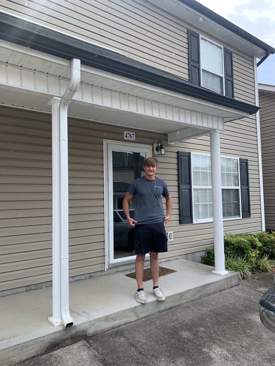 Move out day for my youngest…. NOT any easier than when we did this with the other 2 kids….Looking at his empty bedroom kinda hurts my heart but also makes me happy that he’s chasing his dreams!! Go do big things Evan…I’m proud of you and excited about your future.
🛫🛬