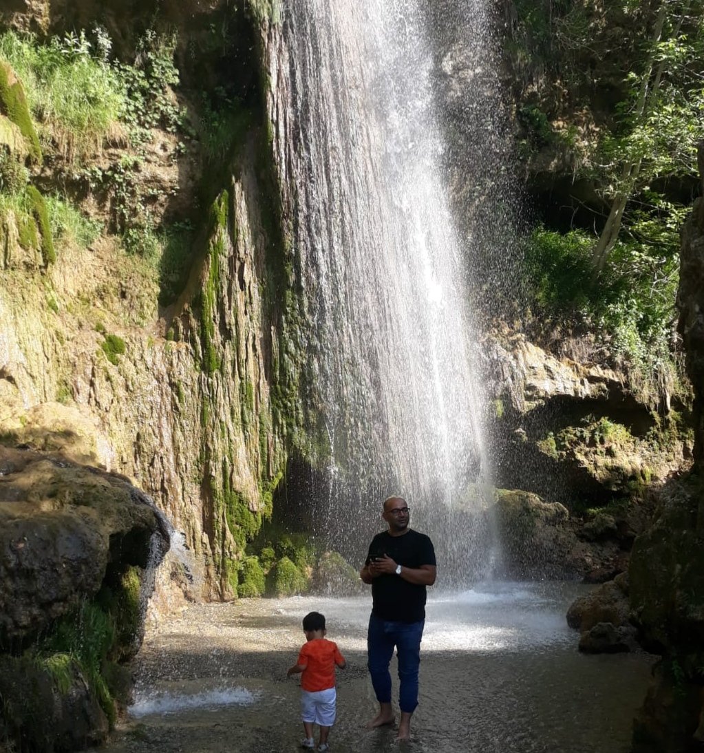 Bırak ipsiz uçurtmalar göğün olsun
     Ve gidenler düşünsün mesafeleri...