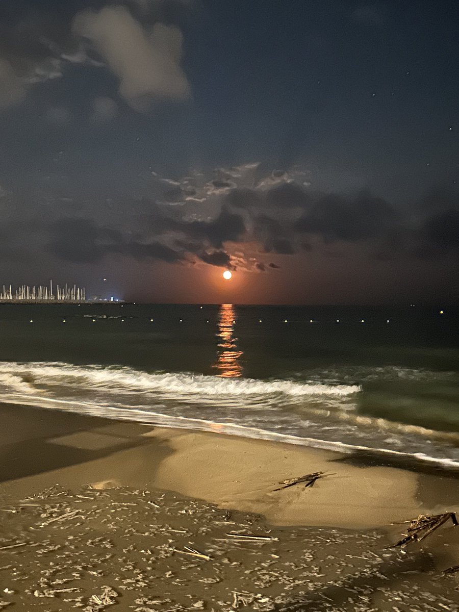 Massive moon in Sitges in Spain!  <a href="/bbcweather/">BBC Weather</a> <a href="/BBCLookNorth/">BBC Yorkshire</a>