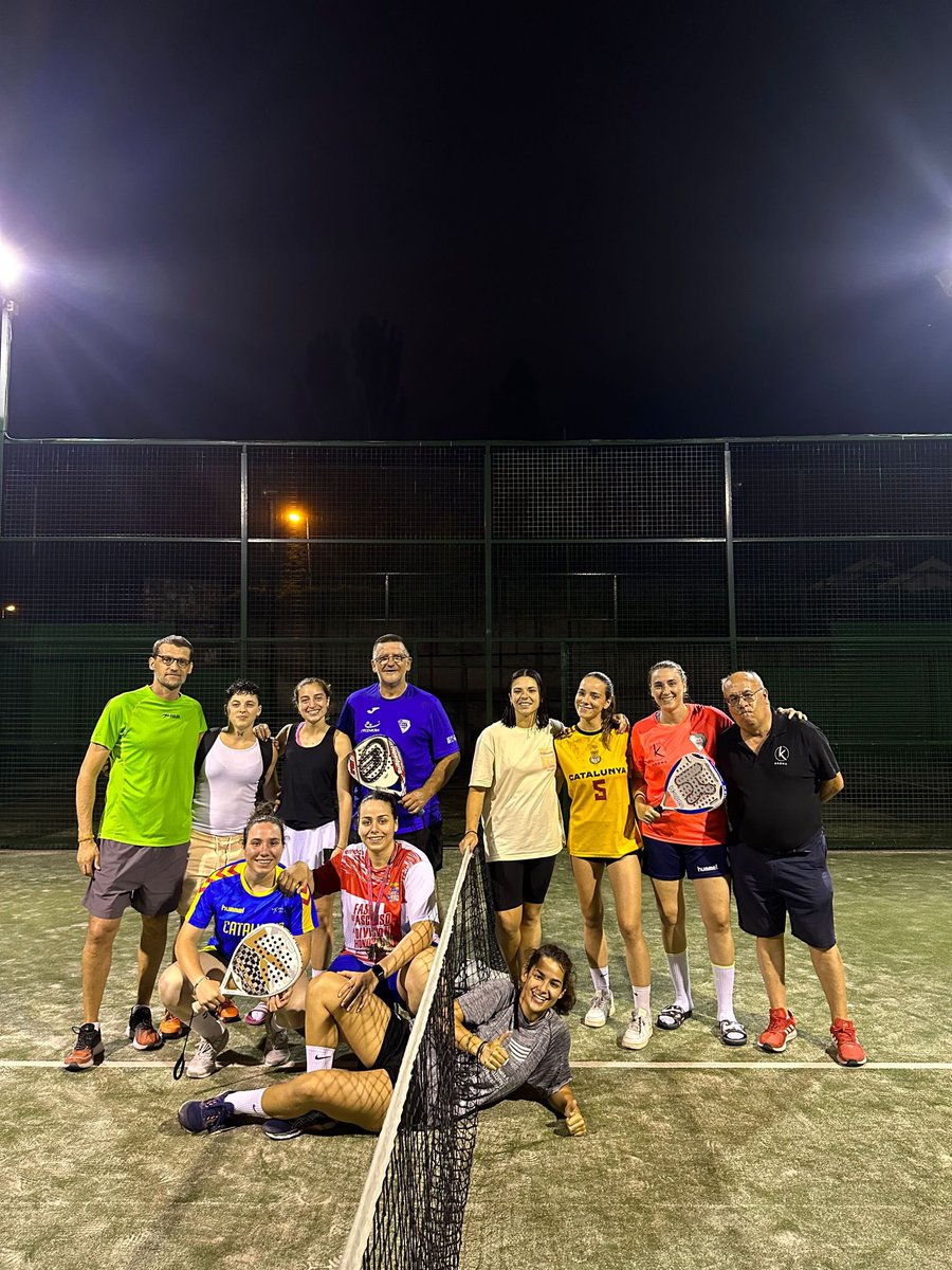 karolcarmona3's tweet photo. Després d’una temporada intensa… acabem amb un tastet de futbito i padel!! Equip per a tot… 😅💪🏻#Vamoovamoo #grandesss https://t.co/sO5efIdpAW