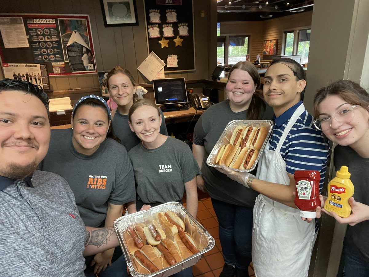 Cris_Leonel7's tweet photo. Happy 4th Of July from Team South Setauket #ChilisLove @Chilis #773 https://t.co/VemDNGB2od