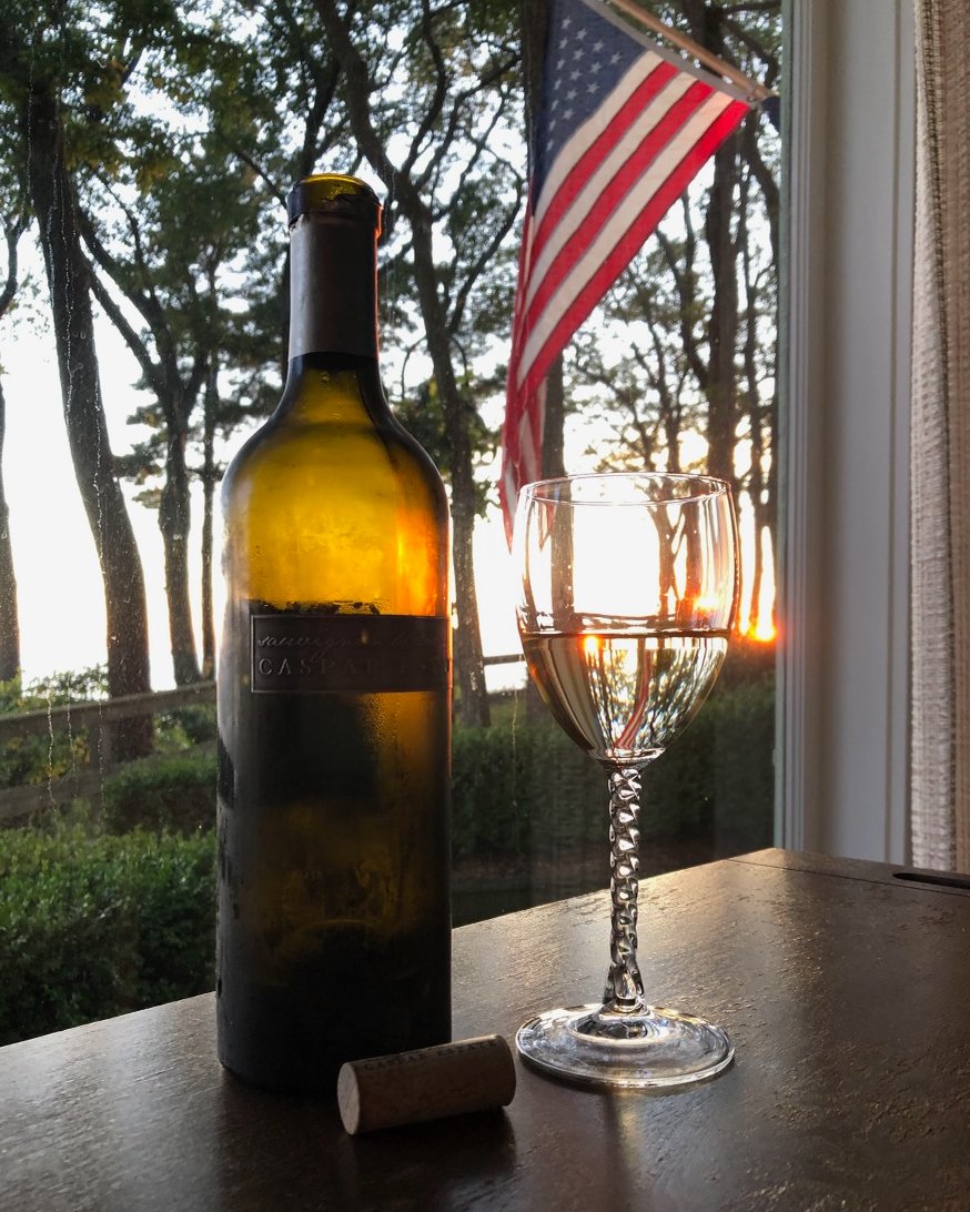 CasparEstate's tweet photo. Cheers to America 🇺🇸

From all of us at Caspar Estate, we hope you have a great day celebrating with family and friends 🎆

#CasparEstate #Happy4th #SummerWine #WineTasting #SauvignonBlanc #ItsFromNapa https://t.co/C2Z1I20yxN
