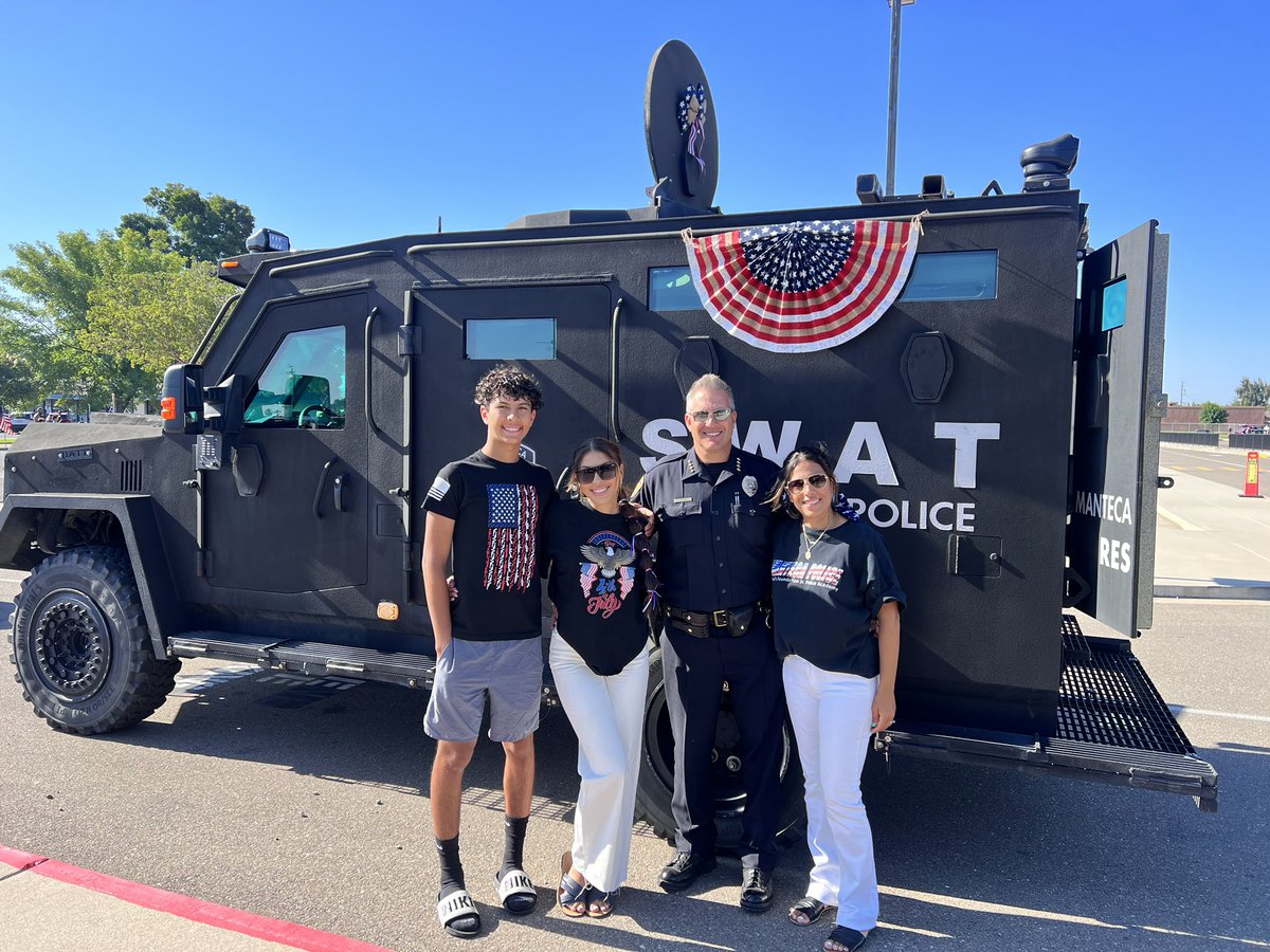 SSchluer's tweet photo. Proud to be the Interim Police Chief 🎆#4thofJuly parade with my incredible family by my side! 🚓🇺🇸 Grateful for the opportunity to serve our community &amp; celebrate our nation's independence. Wishing everyone a safe &amp;  joyful Independence Day! 

#FamilyTraditions 
#CommunityPride https://t.co/pw7mb9dc8v