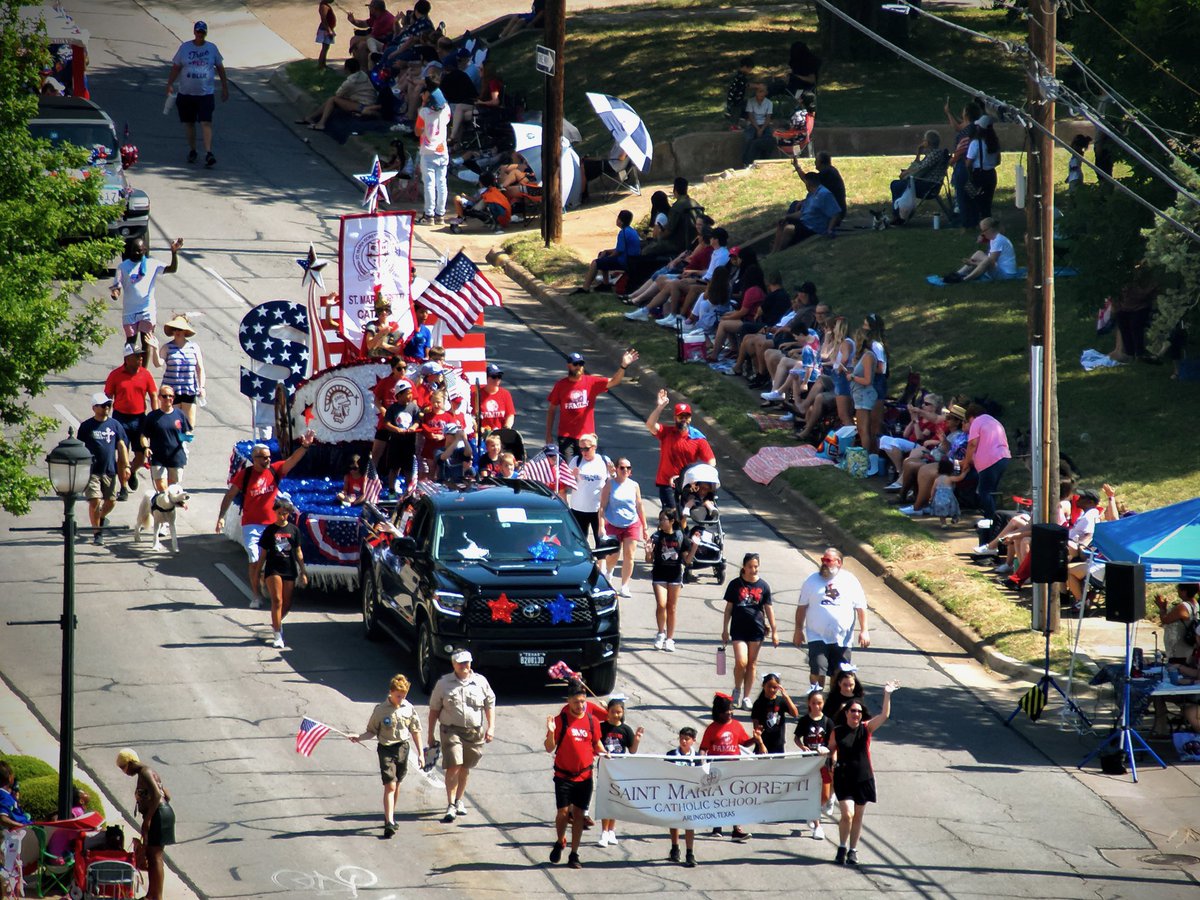 ArlingtonPD's tweet photo. Looking good @ChiefArlington! 🤠

And shout out to all the APD officers who worked and marched in the parade this morning!! 

We hope everyone had a fun time!! And we hope y’all have a safe 4th of July!! #ArlingtonTX https://t.co/rvpB88TsBy