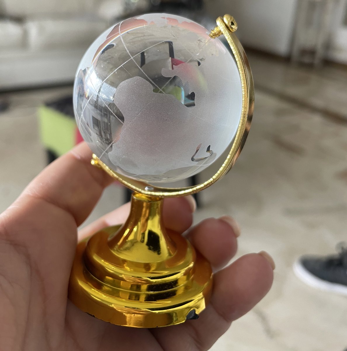 Tatibalvin's tweet photo. “Si como no ¿qué el mundo está hecho de átomos? El mundo está hecho de historias porque son las historias las que permiten convertir el pasado en presente 
.
.
.
Quiero viajar y conocer lugares increíbles…” 
.
.
¡Regalos simbólicos que le alegran el alma a una! 🌎🌏

#EnPresente https://t.co/6M2H92MWqB