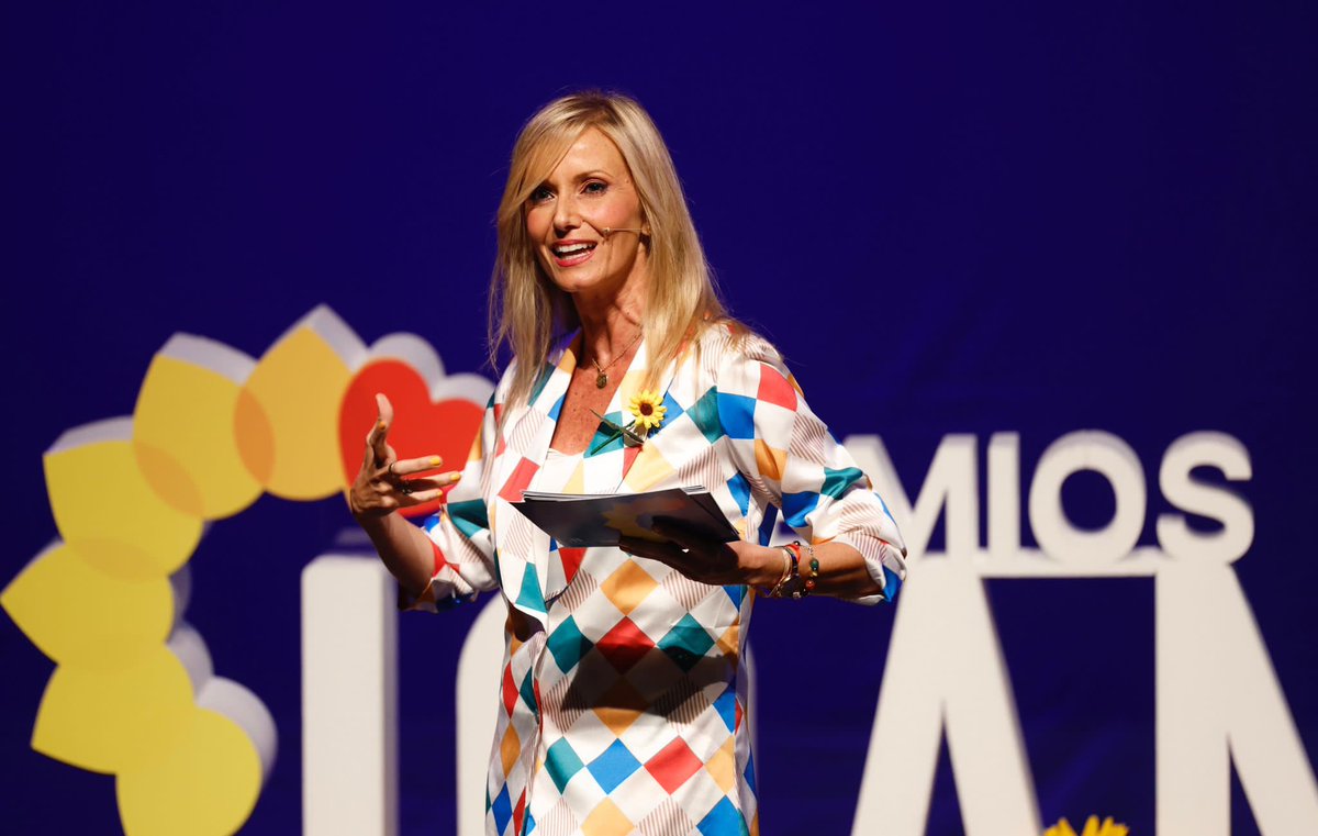 belen_martin_ag's tweet photo. Premios Joan Hunt, todo un honor🌻GRACIAS @cudeca @diputacionMLG @LaHuellaCom ENHORABUENA a los 7 premiados @georginamusica GRACIAS #Julietabrand 🔸🔹Ñito Salas📸 https://t.co/LdQhkIbSHT