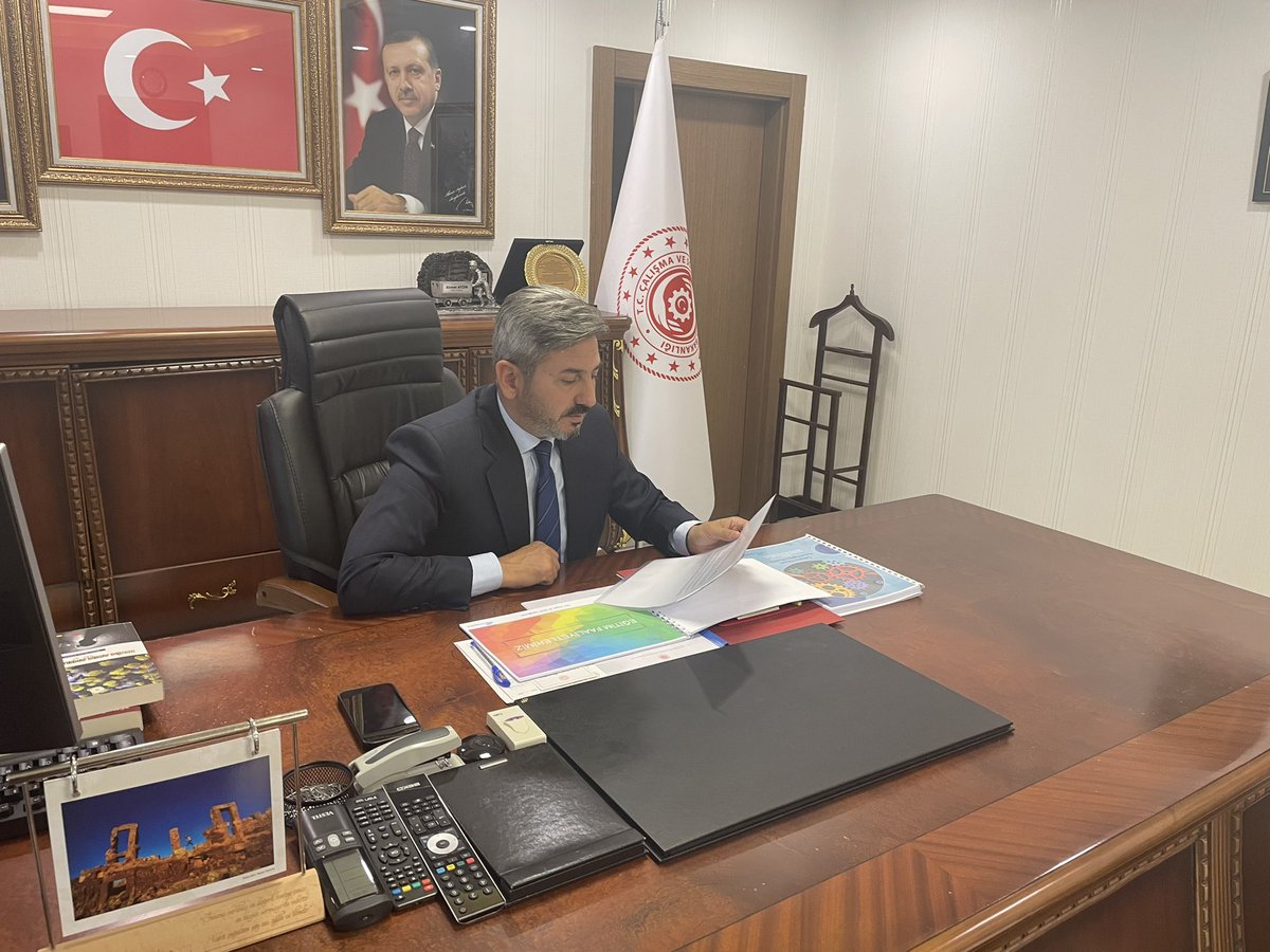 AhmetAYDIN_02's tweet photo. Değerli mesai arkadaşlarımız ve @csgbakanligi birim amirlerinden çalışmalar hakkında brifing alıp, istişarede bulunduk. 
#TürkiyeYüzyılı'nı hep birlikte inşa edeceğiz. https://t.co/JANFczZNqO