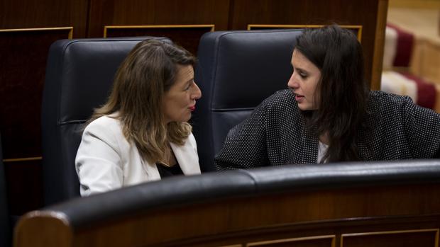 Rafael_Narbona's tweet photo. POR QUÉ SUMAR VA POR DETRÁS DE VOX EN INTENCIÓN DE VOTO

Sumar y Unidas Podemos surgen del laboratorio de Foucault, Lacan y Gramsci. Es una izquierda gestada en el ámbito universitario, posmoderna y alejada de los problemas de los trabajadores de a pie. Asumen las teorías de Lacan, un pensador que alardeaba de ser ininteligible y según el cual el sexo es una convención social y no un hecho biológico, y la tesis de Gramsci sobre la necesidad de alcanzar la hegemonía cultural para alcanzar el poder. En sus inicios, exaltaban la Cuba de los Castro y la Venezuela chavista, ignorando las violaciones de derechos humanos, las penalidades materiales de la población y la falta de libertades. Su política económica se basaba exclusivamente en subir los impuestos y no en mejorar la competitividad de la economía española. Su estilo siempre ha sido agresivo, beligerante y demagógico. Han situado en el centro del debate político cuestiones que resultan incomprensibles o irrelevantes para una mayoría, como la teoría queer, la cultura de la cancelación o el lenguaje inclusivo. Cada vez que alguien ha cuestionado su programa le han acusado de fascismo o transfobia. 

Aventuro que esta izquierda seguirá perdiendo votos. Y creo que lo merece. Espero que el centro izquierda acabe desplazándola definitivamente. Sería injusto no reconocer a Podemos su papel en la adopción de medidas sociales, pero esa clase de iniciativas han quedado diluidas por la prioridad que han concedido a la batalla ideológica. España necesita una socialdemocracia templada y dialogante. Los viejos fantasmas del Mayo del 68 no deben volver a deambular por Europa. Solo trajeron discordia, violencia y división social.