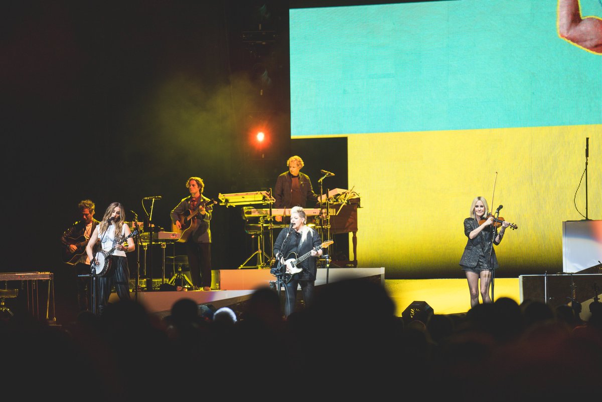 AOArena's tweet photo. 🎶 Cowboy take me away 🤠 💫 

🤩 @TheChicks put on an amazing show tonight! Who joined us?! 🙋‍♀️ https://t.co/uvls1rW2Xc