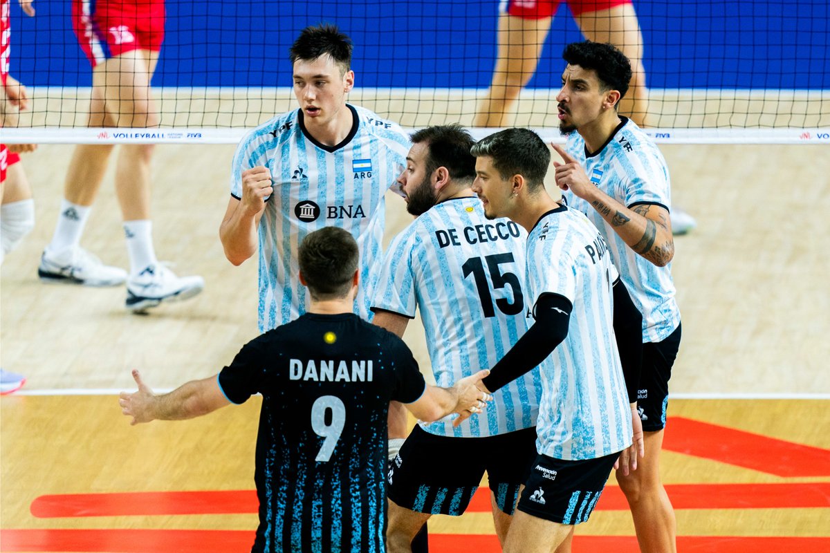 Argentina 🇦🇷 venció 3-1 a Serbia 🇷🇸 por la Nations League de vóley 🏐. Parciales de 19-25, 25-16, 25-19 y 25-18. Si vence a Alemania 🇩🇪 el jueves, se meterá en la fase final del certamen por primera vez en su historia.