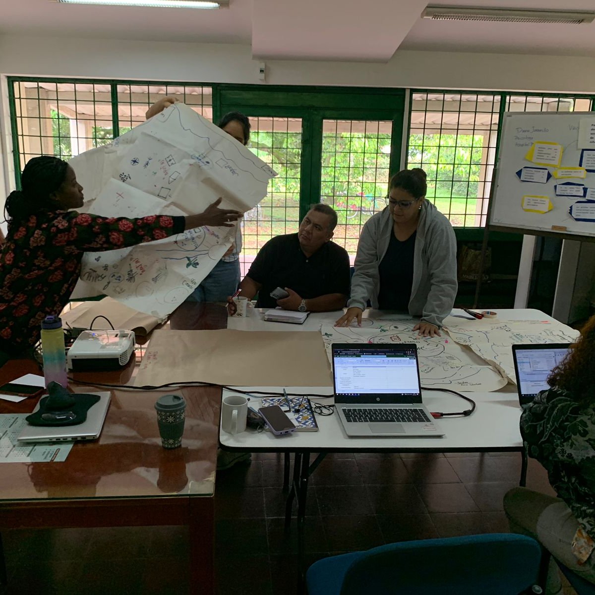 FcgRiocas's tweet photo. 📌Como equipo también nos retamos y #capacitamos
Esta vez afianzamos el uso e implementación de técnicas y métodos cualitativos📝 para el trabajo en campo con los participantes👨‍👩‍👧‍👦 de nuestra gestión🌱

@RedEAmerica @AFEColombia @RioCas https://t.co/aR8U8HP4ve