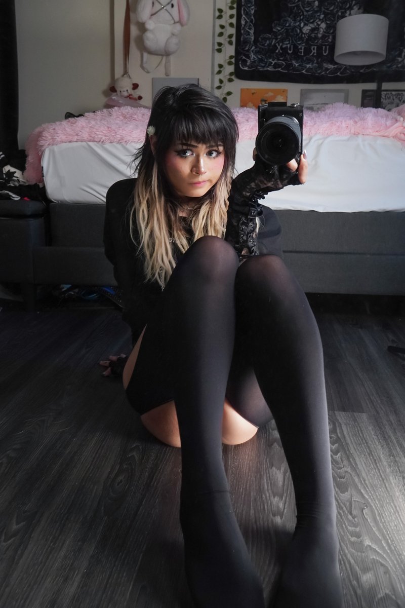 SlayzKiana's tweet photo. I'm scared of fireworks can I sit on ur face https://t.co/4ohZJvIa8Q