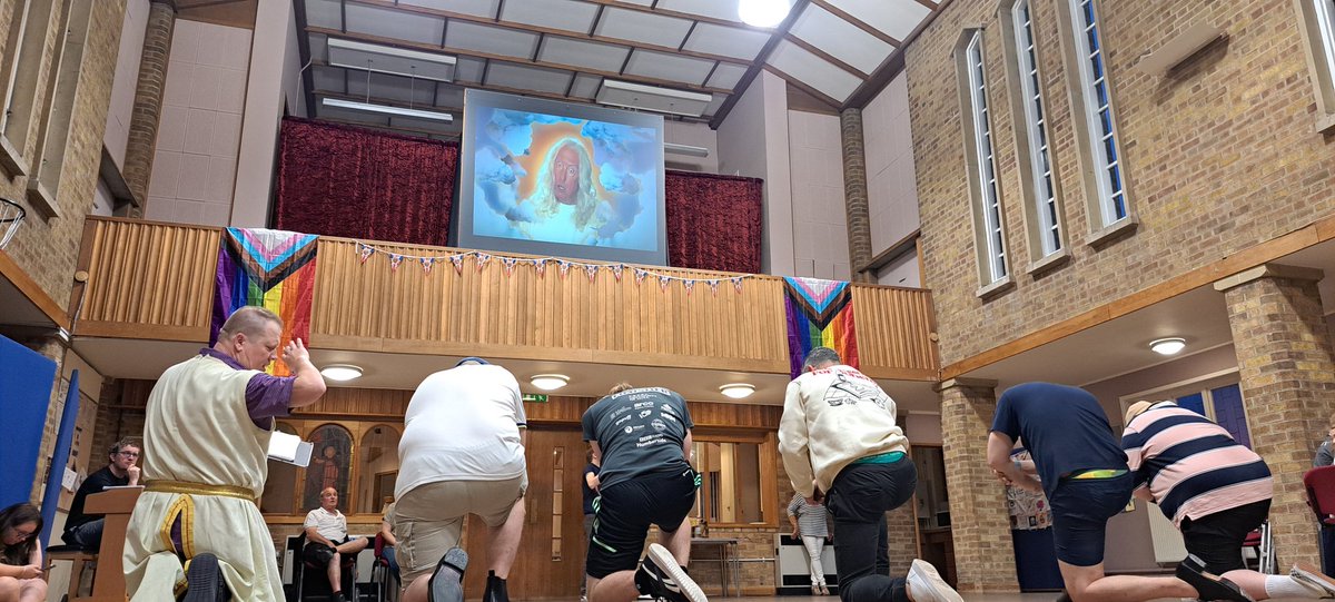 nommcc's tweet photo. We had a special guest appear at tonight's @OneOff_Hull #Spamalot rehearsal!
#rehearsing 
#montypythonandtheholygrail 
@EricIdle 
@montypython
@JohnCleese

#GodHasSpoken 

Tickets on sale for Hull's Python fans from @HullTruck Theatre! https://t.co/SOLzYbZwC5