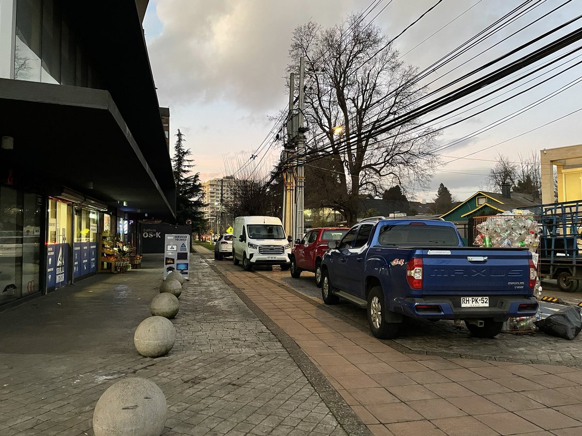 barbaroverde's tweet photo. Calle Hoschtetter con Antumalal. Otro sector en donde los peatones estamos perdiendo el espacio frente a los impunes mal estacionados. 
@malestacionado9 
@Carabdechile @CarabAraucania 
@municipiotemuco https://t.co/tiTtU64Hy5