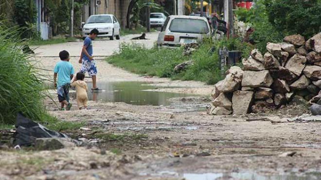 AntorchaQROO's tweet photo. Las autoridades gubernamentales deben trabajar con mayor dedicación para que las miles de familias que viven en la irregularidad en #QuintanaRoo tenga legalmente un patrimonio.

 #CertezaParaColoniasPopulares https://t.co/8eilqlNNFG