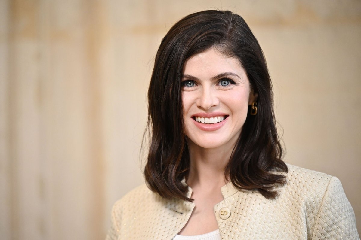 aadaddariocom's tweet photo. Dear Alexandra Daddario - Christian Dior FW 23/24 at Paris Fashion Week - https://t.co/veTVekzSwn #AlexandraDaddario https://t.co/Y8pjrH4P0S