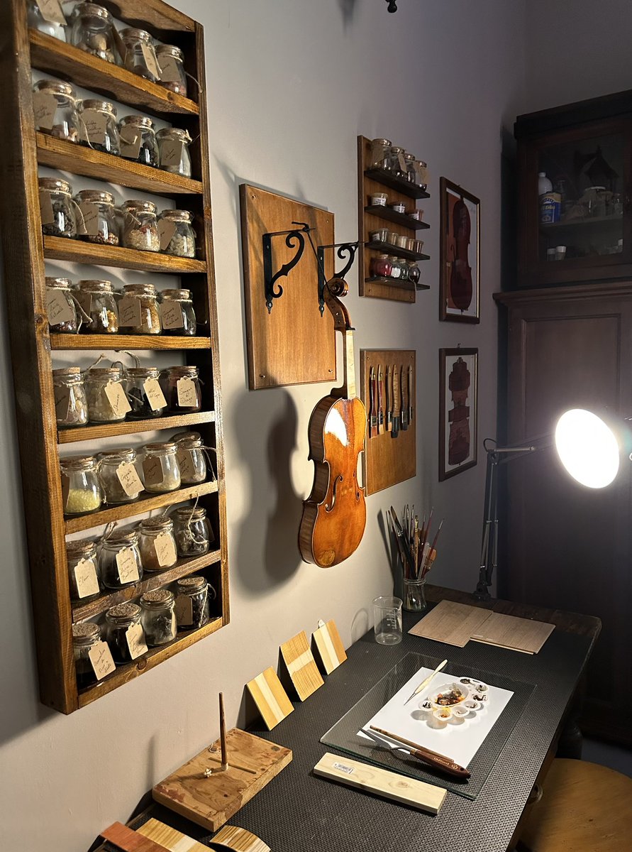 Delighted by the Luthier shops of Cremona!