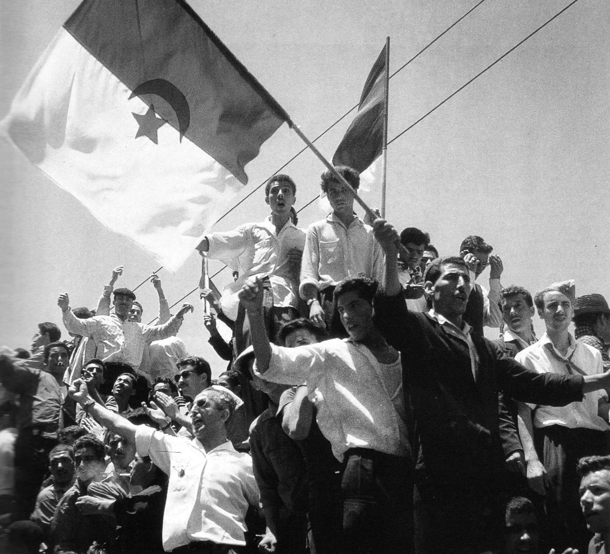 CDF_Football's tweet photo. Il y a 61 ans jour pour jour… 5 juillet 1962, l'indépendance fut actée !

Gloire à nos martyrs. 🤍 https://t.co/6tSxBgGmAO