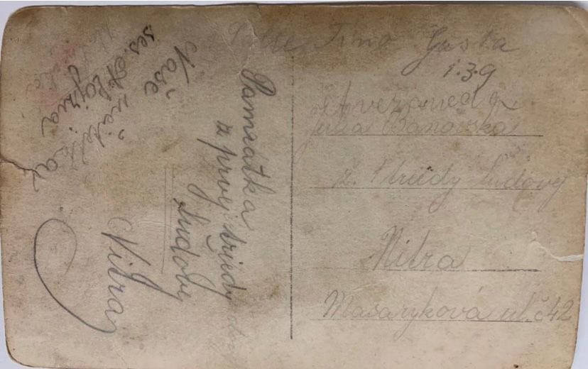 Dan_Lande's tweet photo. De la foto sabemos que fue sacada en 1929 en Nitra, Eslovaquia. Sabemos cuál de las nenas es la abuela Juliana, también que en el dorso hay un mensaje firmado por la monja que la salvó. Lo que ignoramos es todo lo que la foto va a desencadenar cuando yo la lleve conmigo a Nitra. https://t.co/Lc1DO10WSq