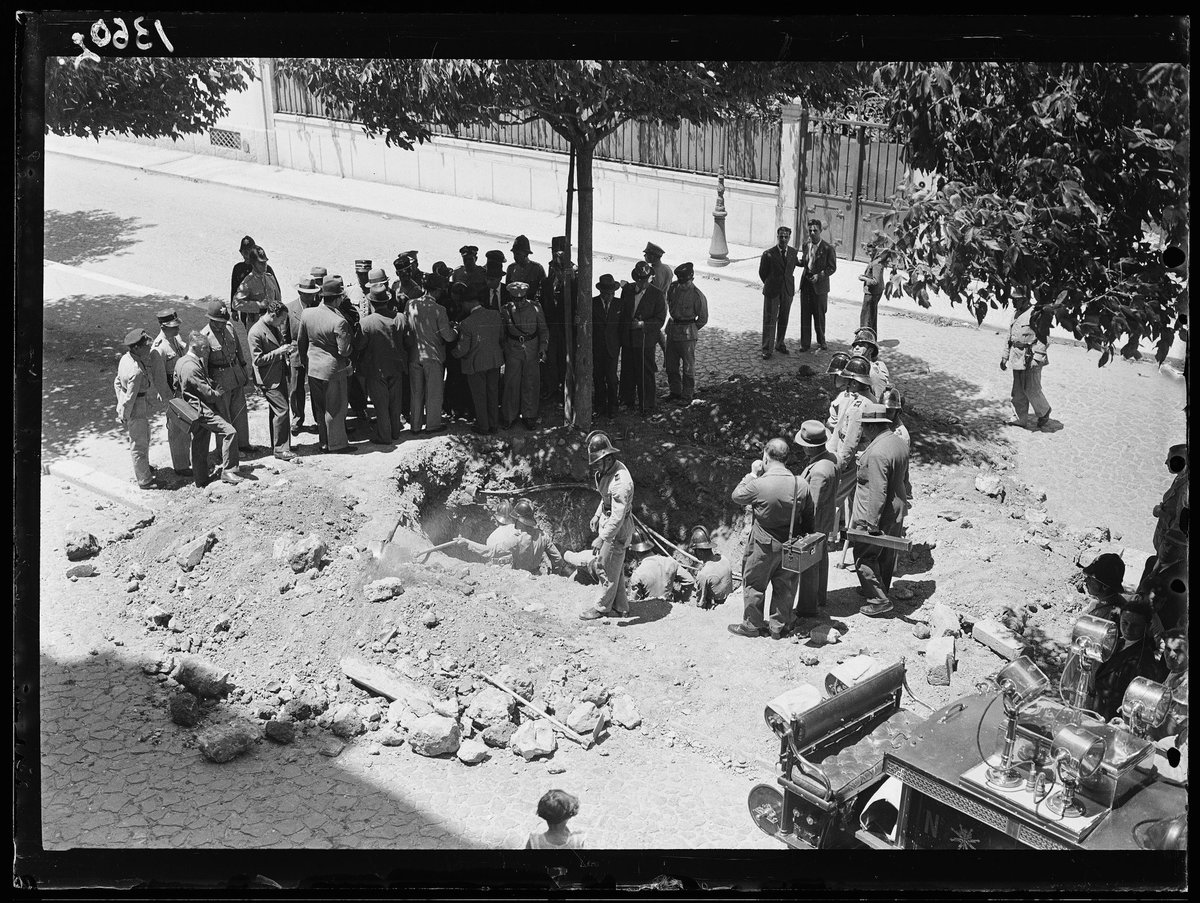 "Aspeto da cratera provocada pelo atentado a Salazar" (Avenida Barbosa du Bocage, Lisboa, 4 de julho de 1937)

(ANTT. Empresa Pública Jornal O Século, Álbuns Gerais n.º 45, doc.)