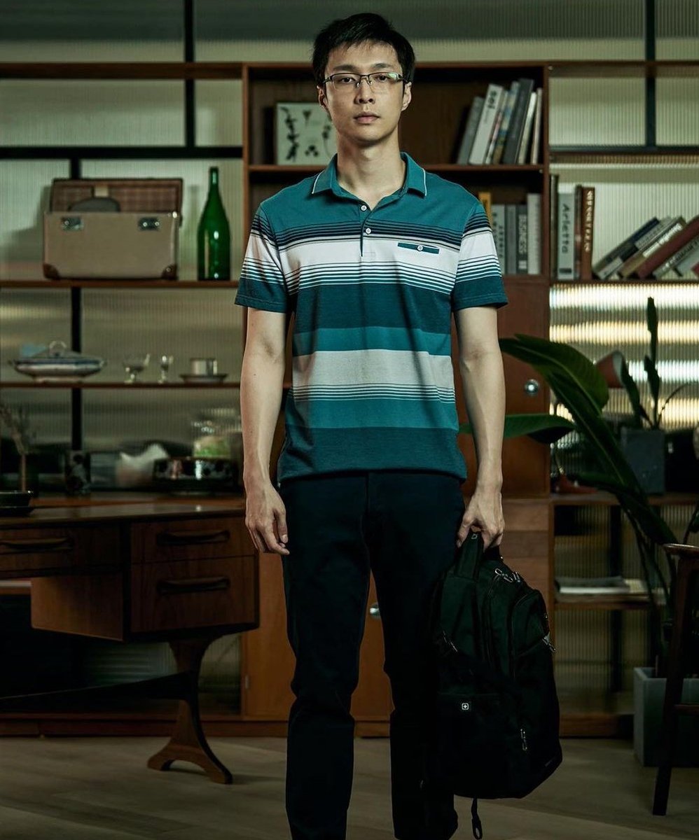 layzsource's tweet photo. 🚨 BREAKING NEWS: yixing decided to abandon his successful career in music and now became an IT professor in college. https://t.co/iCkseBCMJU