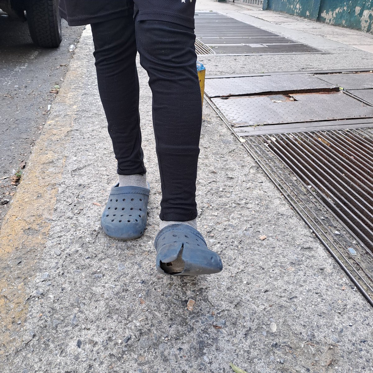 AlexaGomezDos's tweet photo. Santiago Martínez tiene 11 años y siempre se encuentra por los lados de bellas artes, pidiendo algo para poder pagar su academia de fútbol. Hoy mi Bella @medicohuc lo encontró casi descalzo. Estamos buscando zapatos deportivos y Tacos talla 39 usados para ayudarlo. Gracias 🙏🏼 https://t.co/Aq9mRTdHrD