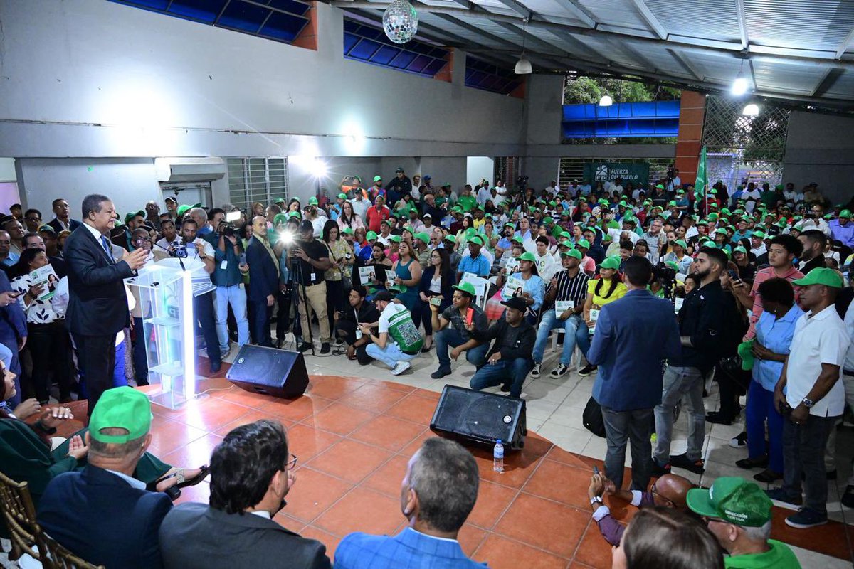 LeonelFernandez's tweet photo. Magnífica actividad de juramentación de nuevos miembros y personalidades de la #FuerzaDelPueblo en Santiago. 
Nuestro crece en todo el territorio nacional y en dondequiera que existe un dominicano.

¡Bienvenidos!

#RumboADosMillones 
#SeguimosCreciendo https://t.co/jQxv4iaU9v