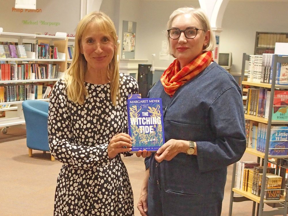 No empty seats for the visit from @Margaret_Meyer @WoodbridgeLib @BrowsersBks this evening and we were all transfixed as she recalled creating her amazing debut novel #TheWitchingTide @Phoenix_Bks. Such an interesting speaker and a fabulous book!