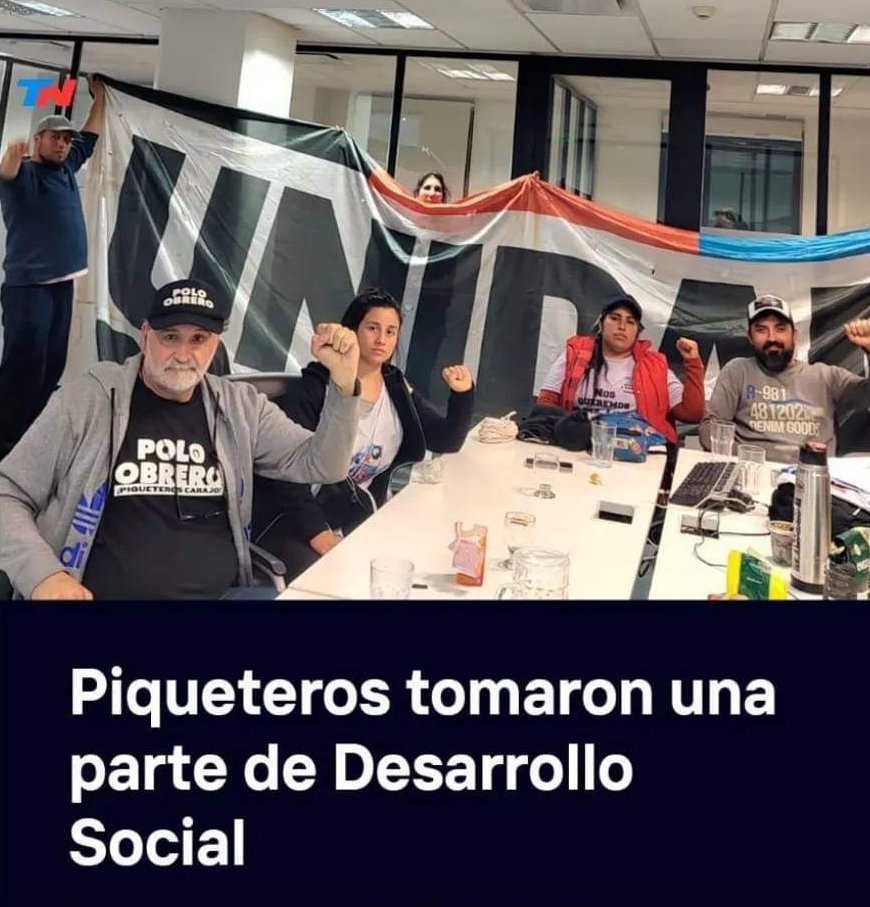 arielviano's tweet photo. Mientras llueve y hay mujeres y menores bajo el agua .
Los gerentes de la pobreza, bajo techo tranquilos tomando mate . https://t.co/A8VHBtslyl