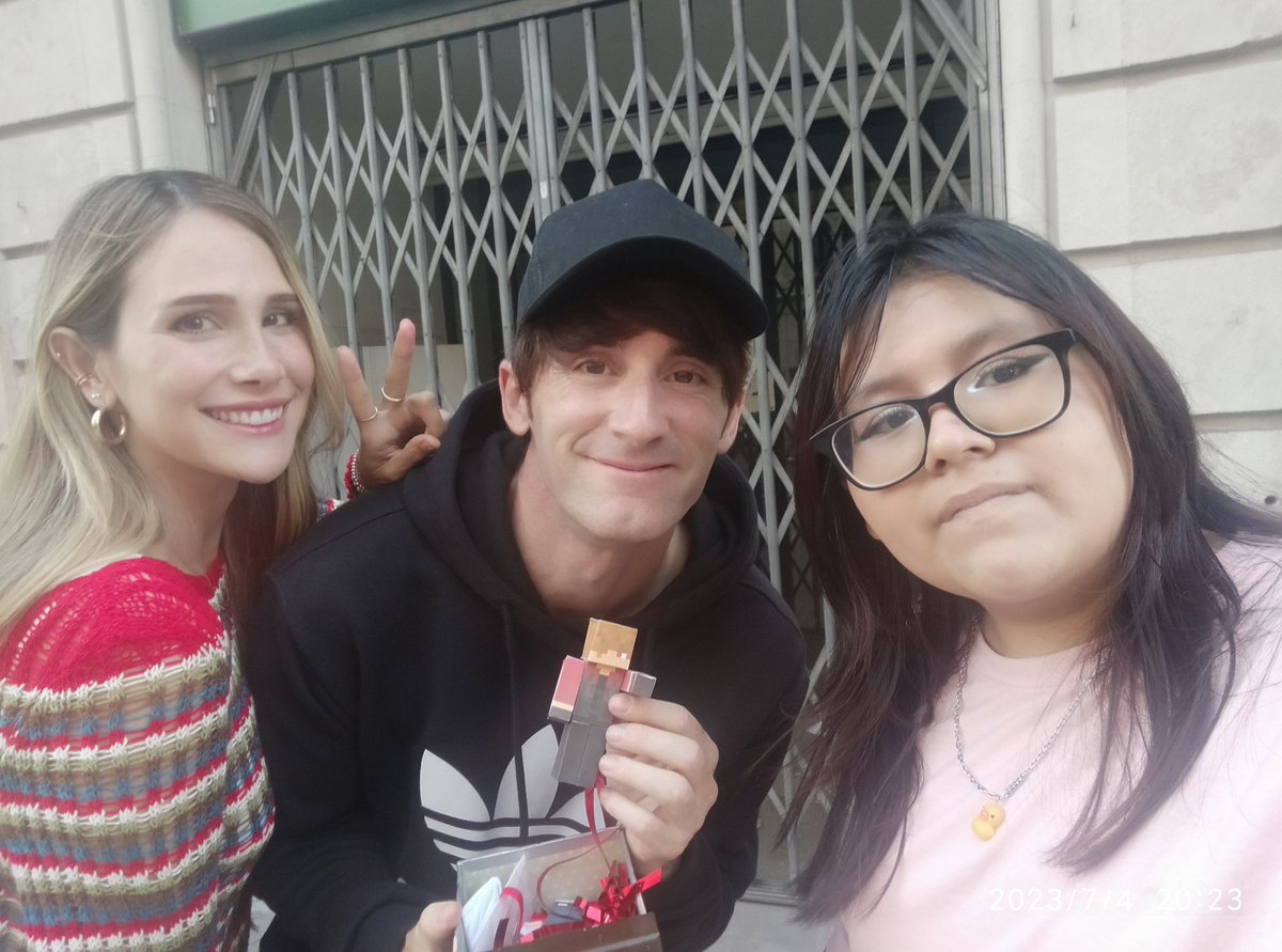 jul_nanami's tweet photo. Estoy muy feliz por fin pude darle mi regalo a LUZUU 💗 y lo abrace a y a Lanita AAA, literalmente fue el mejor día de mi vida 😭☝🏻 gracias por todo y lo siento por ponerme nerviosa y por molestaros 😭.
OS QUIERO MUCHO A LOS DOS 💗💗
@Quackity te robe a tus padres :)
#luzu #lana https://t.co/Hi7w6a3QX1