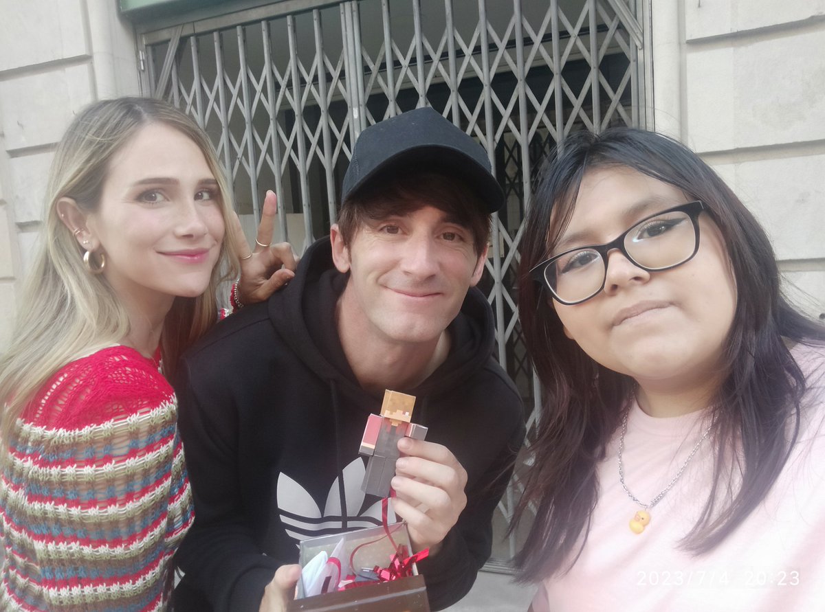 jul_nanami's tweet photo. Estoy muy feliz por fin pude darle mi regalo a LUZUU 💗 y lo abrace a y a Lanita AAA, literalmente fue el mejor día de mi vida 😭☝🏻 gracias por todo y lo siento por ponerme nerviosa y por molestaros 😭.
OS QUIERO MUCHO A LOS DOS 💗💗
@Quackity te robe a tus padres :)
#luzu #lana https://t.co/Hi7w6a3QX1