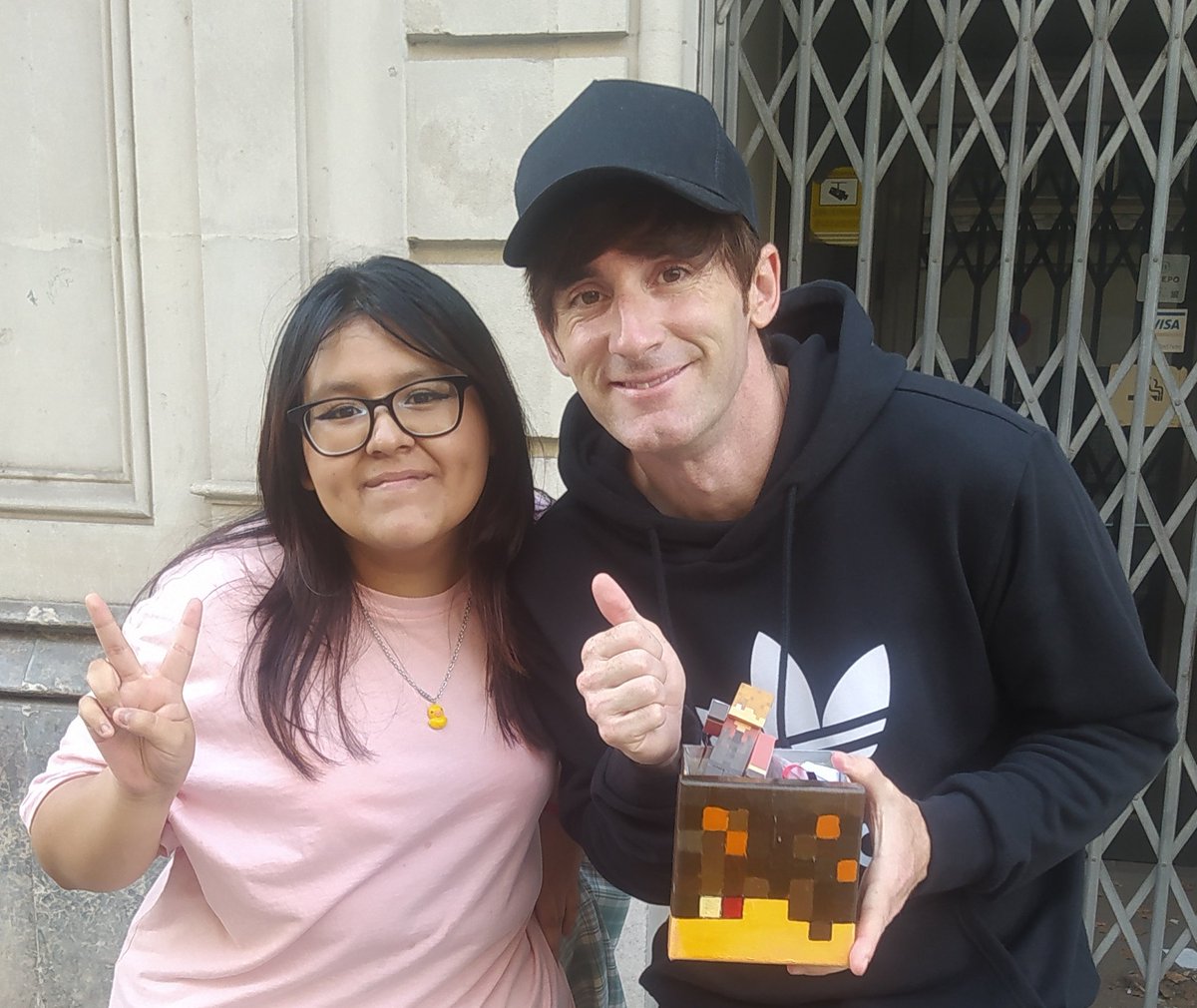 jul_nanami's tweet photo. Estoy muy feliz por fin pude darle mi regalo a LUZUU 💗 y lo abrace a y a Lanita AAA, literalmente fue el mejor día de mi vida 😭☝🏻 gracias por todo y lo siento por ponerme nerviosa y por molestaros 😭.
OS QUIERO MUCHO A LOS DOS 💗💗
@Quackity te robe a tus padres :)
#luzu #lana https://t.co/Hi7w6a3QX1