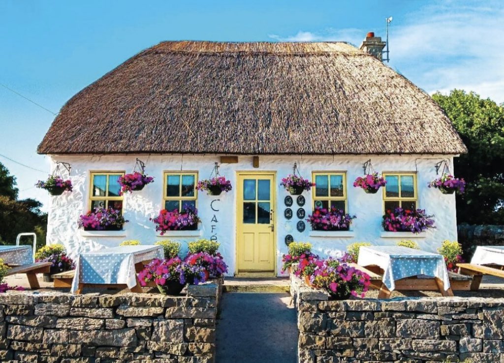 Dressed to impress… Teach Nan Phaidi cafe on Inis Mór, Aran Islands, Galway 🌸🌤️ #LoveGalway #KeepDiscovering 

📸ig/kilronanhostel