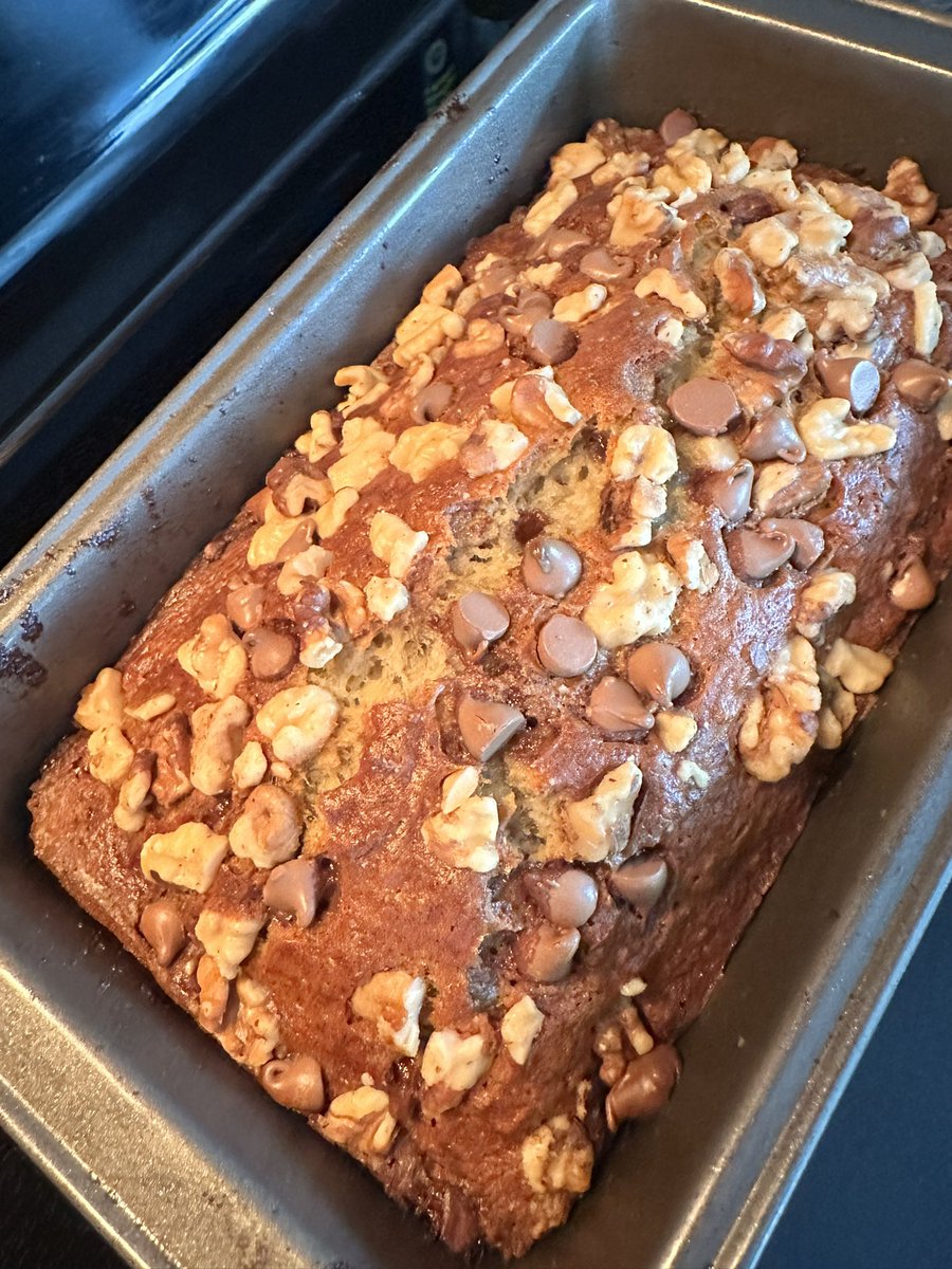 CookingUncleB's tweet photo. Fresh Chocolate Chip Banana Bread with Walnuts!  #RecipeOfTheDay #Bananas #baking #yummy #CookingWithUncleB #recipe https://t.co/jr2uCbomGy