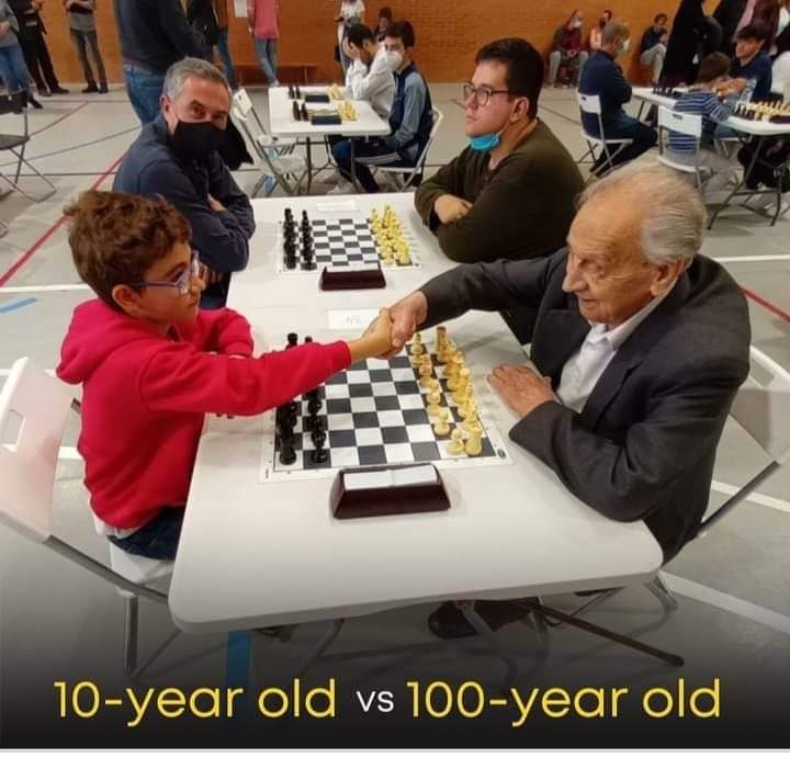 Valdeberchess's tweet photo. LA BELLEZA DEL AJEDREZ ✍️♟️♟️

#PostalDeHoy 📸

Una bellísima fotógrafia!!! 📸 (2022) 

En un torneo regional en Madrid España.

Se enfrentaron el niño de 10 años Mario Sánchez Villodrez VS el señor Manuel Álvarez Escudero de 100 años de edad!!

#YoAmoElAjedrez https://t.co/9Qg1bFb3tl