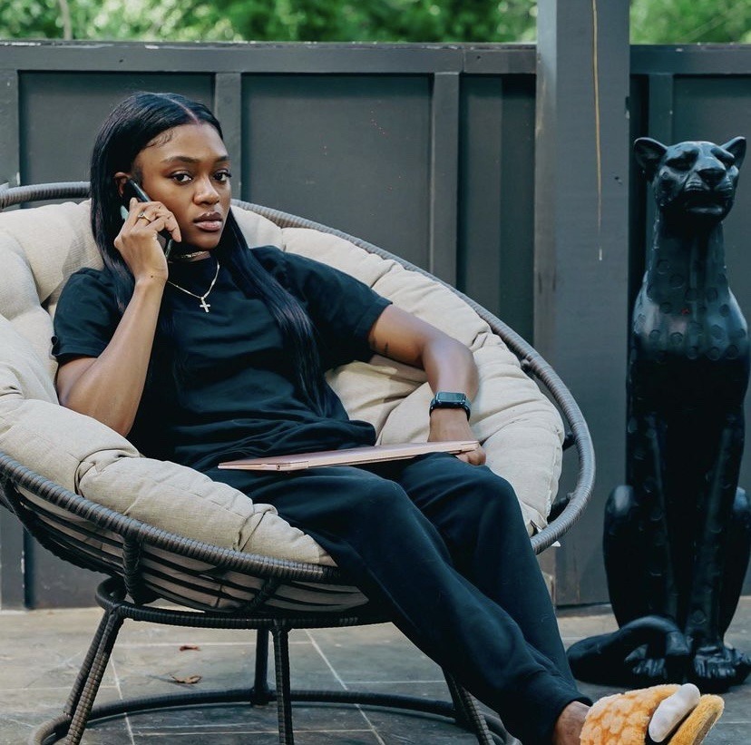 FirstKillEsp's tweet image. Escenario imaginario: Cal hablando con Talia desde la nueva ciudad (desconocida) a la que se mudó con Jules. ❤️⚔️ #SaveFirstKill #FirstKill